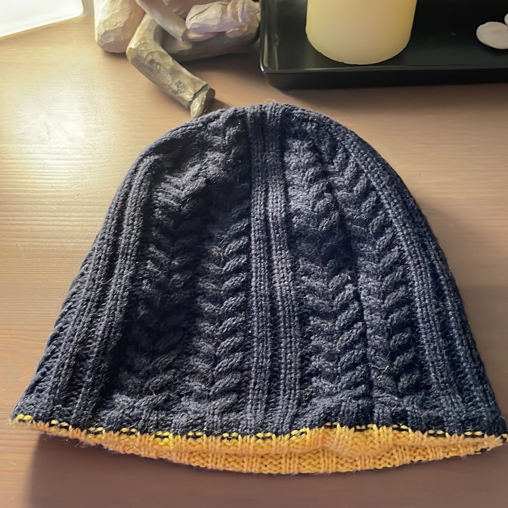 Reversible winter cap - Picture 2 of 3